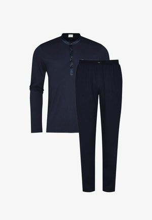 Granatowy, ciemny, długi rękaw koszulka henley z listwą na guziki oraz dopasowane spodnie z elastycznym pasem, pokazane na białym tle.