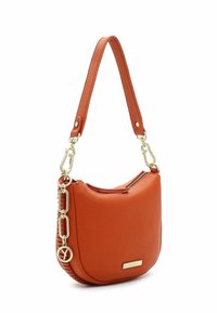 Leren handtas in oranje, gebogen vorm met een ritssluiting, korte schouderband en goudkleurige hardware. Heeft een gestructureerd oppervlak en kettingaccenten.