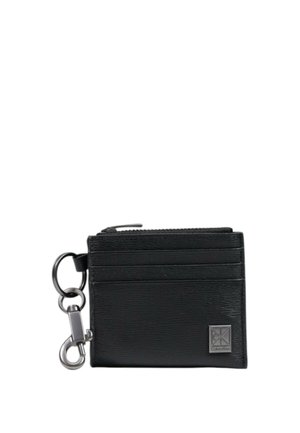 Tarjetero de cuero negro con tres ranuras para tarjetas, bolsillo superior con cremallera, anilla metálica para llaves y placa con el logo de Calvin Klein en la parte inferior derecha del frontal.