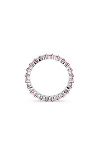 Bague en argent avec de petites pierres précieuses roses uniformément espacées tout autour de la bande sur un fond blanc.