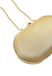 Złota torebka kopertówka z teksturowaną siateczkową powierzchnią, zaokrąglonym kształtem i złotym paskiem na łańcuszku. Posiada zapięcie na zatrzask oraz błyszczące akcenty.