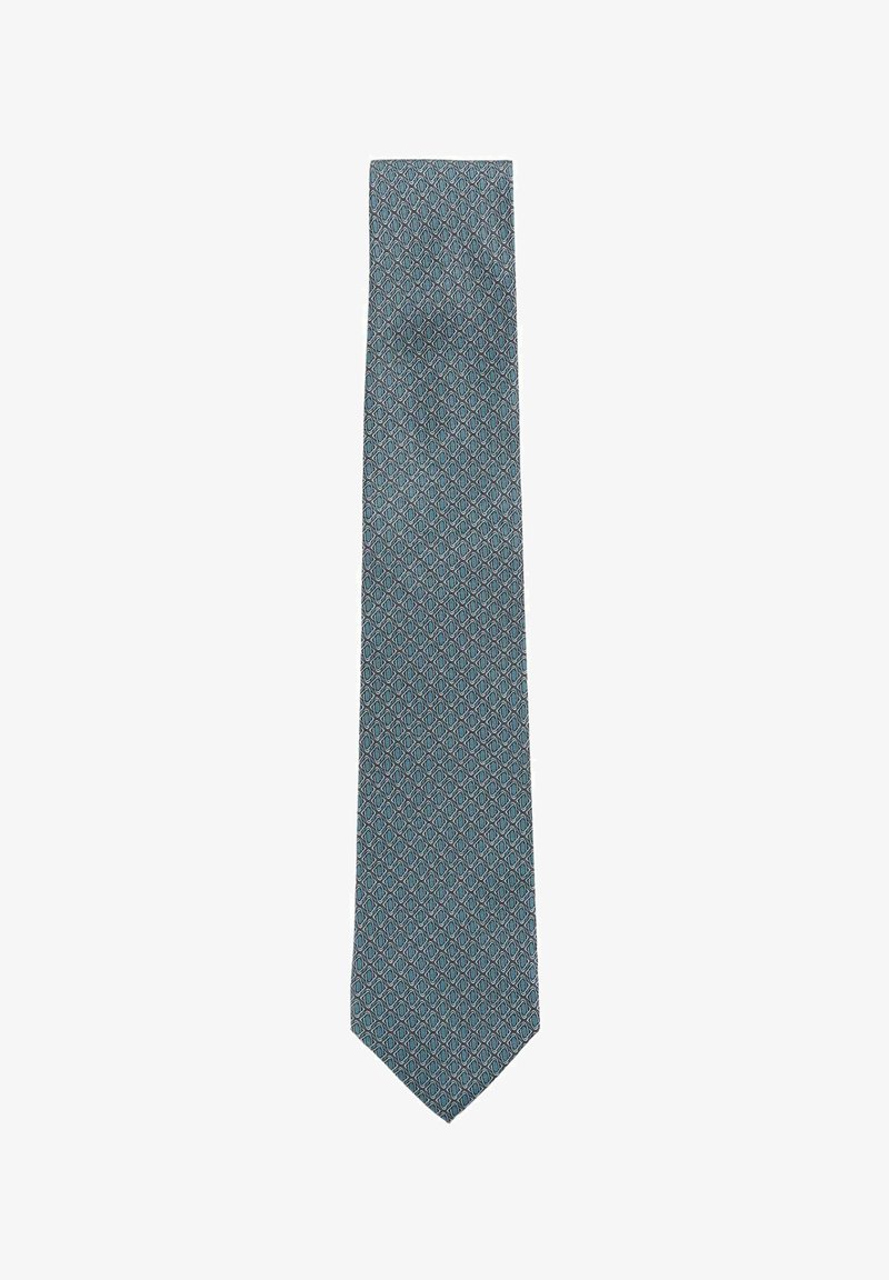 Cravate à motif bleu-vert avec un design géométrique comportant des diamants en bleu clair et des accents rouges. Le tissu semble lisse avec un léger éclat.