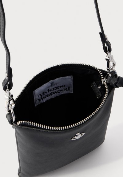 Μαύρο δερμάτινο τσαντάκι crossbody με ασημένιο φερμουάρ και λογότυπο Vivienne Westwood στο μπροστινό μέρος και ορατή ετικέτα εσωτερικά.