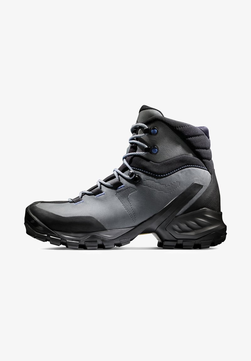 Scarponcino da trekking alto in grigio e nero, con un upper testurizzato, punta rinforzata e suola in gomma resistente con scanalature profonde.