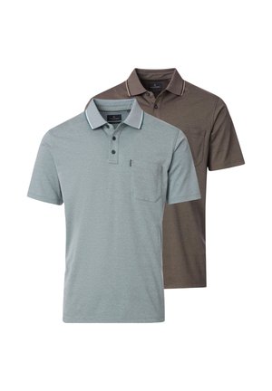 Twee polo's met korte mouwen, één lichtgrijs en één bruin, elk met een borstzakje en een geknoopte kraag.