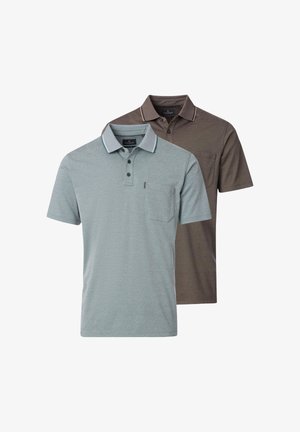 Dwie koszulki polo z krótkim rękawem, jedna jasnoszara, a druga brązowa, każda z kieszenią na piersi i kołnierzykiem na guziki.