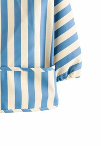 Blau- und cremefarben gestreiftes Kleidungsstück mit langen Ärmeln, elastischen Bündchen und einem abgerundeten Saum mit gesticktem Taschen-Detail. Glatte Textur.