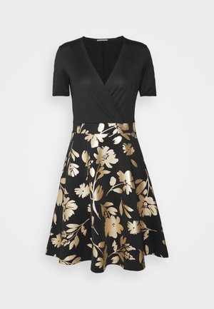 Vestido preto envolvente com mangas curtas; parte superior em preto sólido, saia com padrões florais dourados. Tecido suave e silhueta rodada.