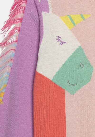 Ένα πολύχρωμο πλεκτό πουλόβερ με σχέδιο μονόκερου, σε ροζ, λιλά και πράσινες ενότητες, και τελείωμα με φ fringe με έντονα χρώματα ουράνιου τόξου.