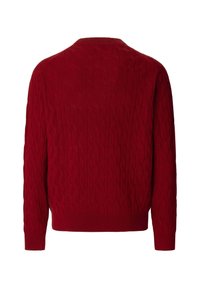 Pull en tricot rouge avec un motif en câble, des poignets et un ourlet côtelés. Le design offre une apparence texturée et un col rond classique.