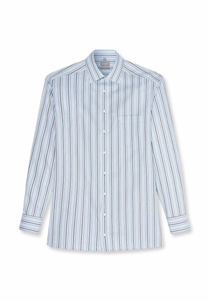 Hellblaues, weißes und graues, vertikal gestreiftes Hemd mit langen Ärmeln, Knopfleiste vorne und Brusttasche, flach auf weißem Hintergrund liegend.
