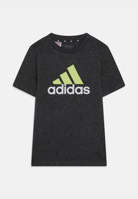 Czarna szara bawełniana koszulka z okrągłym dekoltem, z białym logo "adidas" i zielonym akcentem, krótki rękaw oraz standardowy krój.
