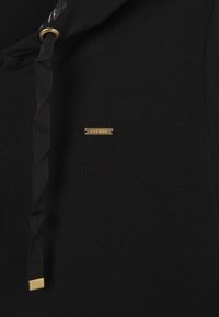 Sudadera negra con capucha, fabricada en un tejido texturizado, cordones con un acento de cinta y una placa de logo en dorado etiquetada "FREDDY."