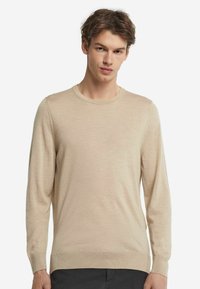 Beige, långärmad crewneck-tröja i en mjuk ullblandning; har ribbade ärmslut och nederkant. Låg vikt med en jämn textur.