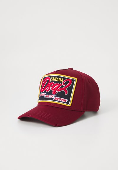 Casquette de baseball bordeaux avec une couronne structurée, ornée d'un patch logo brodé multicolore et de détails décolorés sur le bord.