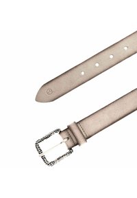 Beiger Ledergürtel mit einer silbernen, strukturierten, rechteckigen Schnalle und mehreren Anpassungslöchern vor weißem Hintergrund.