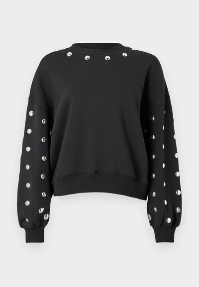 Čierna mikina s dlhými rukávmi, zdobená striebornými cvočkami pozdĺž ramien a rukávov. Hladká látka a žebrovaný lem.