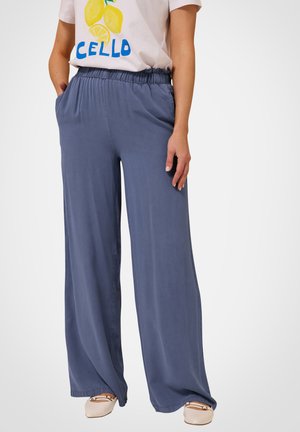 Pantalons larges et légers en tissu bleu doux, dotés d'une taille élastique, de poches latérales et d'une texture lisse.