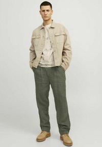 Jack & Jones JPSTKARL LAWRENCE - Püksid - beetle