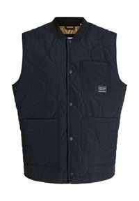 Quiltet marineblå vest med ribbet krave, trykknapper og to frontlommer; har et subtilt bølgemønster på stoffet.