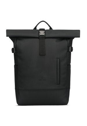 Zaino roll-top nero realizzato in materiale resistente, con spallacci regolabili, maniglia superiore, tasca laterale e dettaglio del logo sulla parte anteriore.
