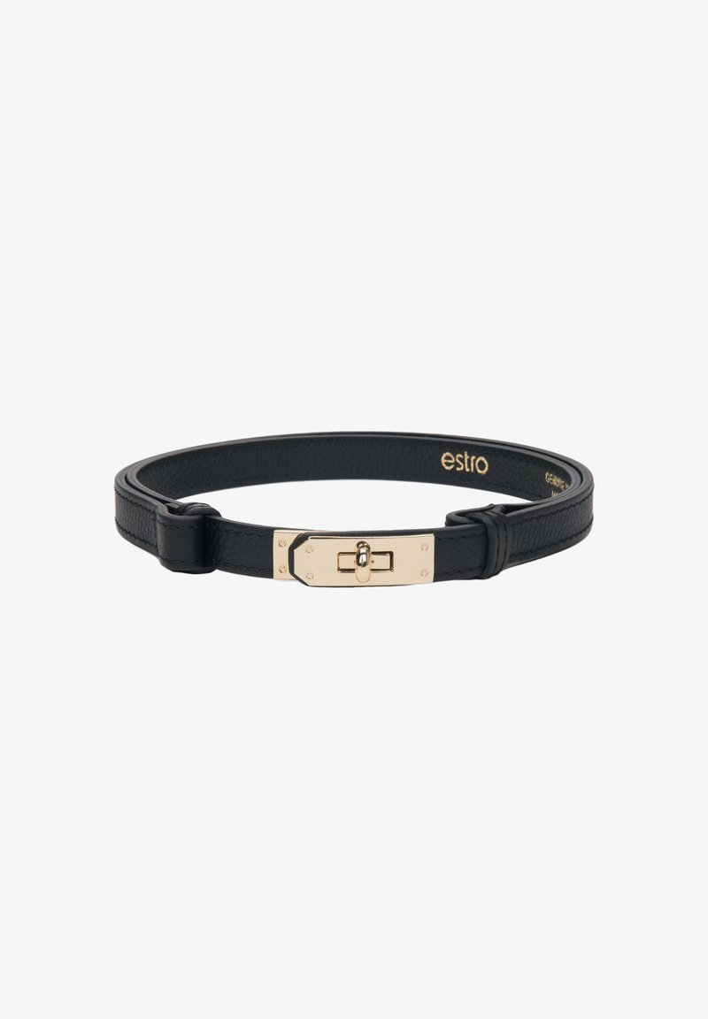 Zwarte leren armband met hardware in gouden tint, voorzien van een rechthoekige sluiting en een reliëfstructuur, gemarkeerd met de merknaam "estro."