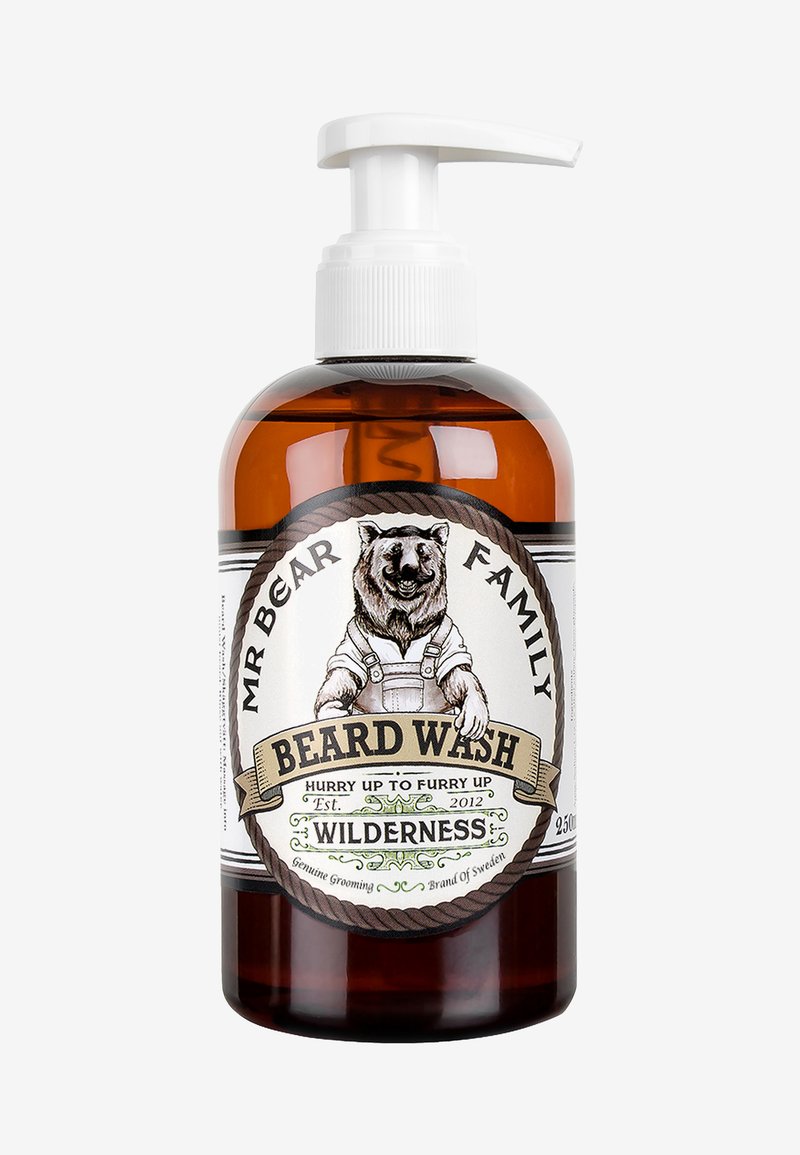 Amberfarget plastflaske med hvit pumpe. Etiketten viser en bjørneillustrasjon og detaljer for "Beard Wash - Wilderness", 250 ml.
