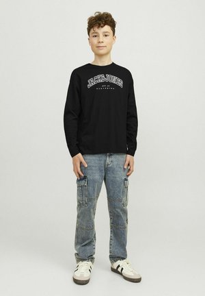 T-shirt nero a maniche lunghe con grafica bianca "JACK&JONES", abbinato a jeans cargo blu chiaro con più tasche e vestibilità rilassata.