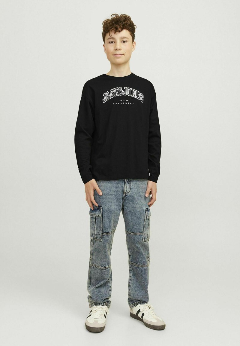 Čierne tričko s dlhými rukávmi a bielym grafickým nápisom "JACK&JONES", spárované so svetlomodrými cargo džínsami, ktoré majú niekoľko vreciek a voľný strih.