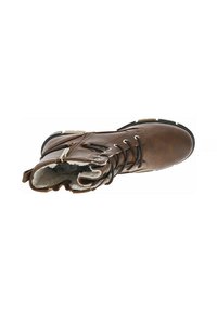 Bottine en cuir brun avec des lacets noirs, doublure beige douce et bout rond. Comprend une fermeture éclair sur le côté et une semelle en caoutchouc durable.