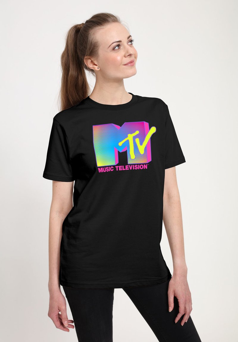 Černé tričko s velkým, barevným logem MTV. Logo zobrazuje gradientní barvy s textem "MUSIC TELEVISION" pod ním.