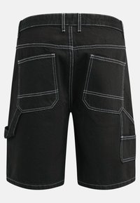 Schwarze Arbeitsshorts mit weißer Kontrastnaht, zwei großen Gesäßtaschen, einer seitlichen Schlaufe für Werkzeug und mehreren Nähten zur Verstärkung.