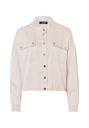 Hellbeige, taillierte Jacke mit hohem Kragen, zwei Brusttaschen und silberfarbenen Druckknöpfen. Glattes Material mit leichtem Glanz.
