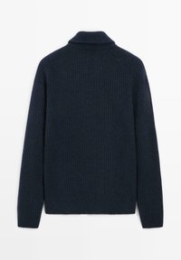 Granatowy sweter z prążkowanej dzianiny o wysokim kołnierzu i długich rękawach, wykonany z teksturowanej tkaniny. Posiada dopasowany dół i bezszwowe ramiona.