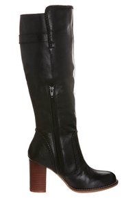 Černá kožená vysoká kozačka po kolena se zipem na boku, strukturovaným svrškem a hnědým dřevěným blokovým podpatkem. Vyznačuje se pletenými detaily podél švů.