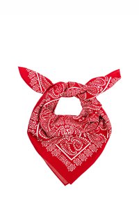 Czerwona chustka z tkaniny z białymi wzorami paisley, zawiązana w pętlę z ostrymi końcami. Gładka faktura, kwadratowy kształt.