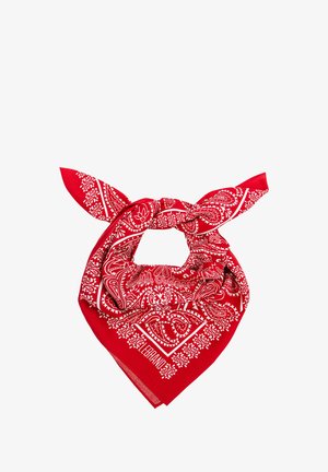 Czerwona chustka z tkaniny z białymi wzorami paisley, zawiązana w pętlę z ostrymi końcami. Gładka faktura, kwadratowy kształt.