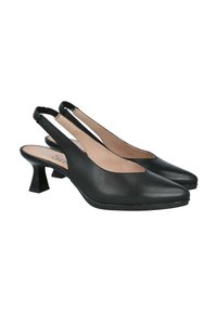 Zapatos slingback de cuero negro con punta afilada y tacón bajo en bloque, que presentan un corte en forma de V y una textura suave.