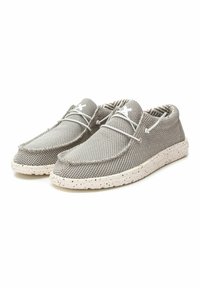 Zapatillas casuales de malla gris con cordones blancos, un acabado texturizado y una suela moteada. Cuentan con un forro suave con rayas horizontales.