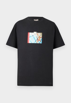 T-shirt noir en coton avec un imprimé graphique d'un panier de basketball sur fond bleu, accentué par le texte rouge "parkwayCOURTS".