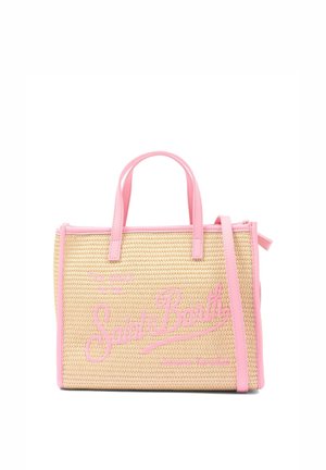 Rechthoekige draagtas van gevlochten stro met roze leren afwerking, handvatten, schouderriem en "Saint Barth" geborduurd aan de voorkant.