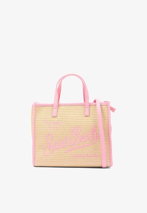 Prostokątna torba typu tote z plecionej słomy z różowymi skórzanymi wykończeniami, uchwytami, paskiem na ramię oraz haftem "Saint Barth" na przodzie.