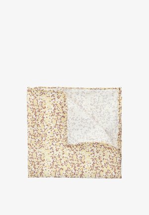 Koc w kwiatowy wzór w odcieniach żółci i brązu, wykonany z miękkiego materiału o gładkiej fakturze, częściowo złożony, aby odsłonić wewnętrzną warstwę.