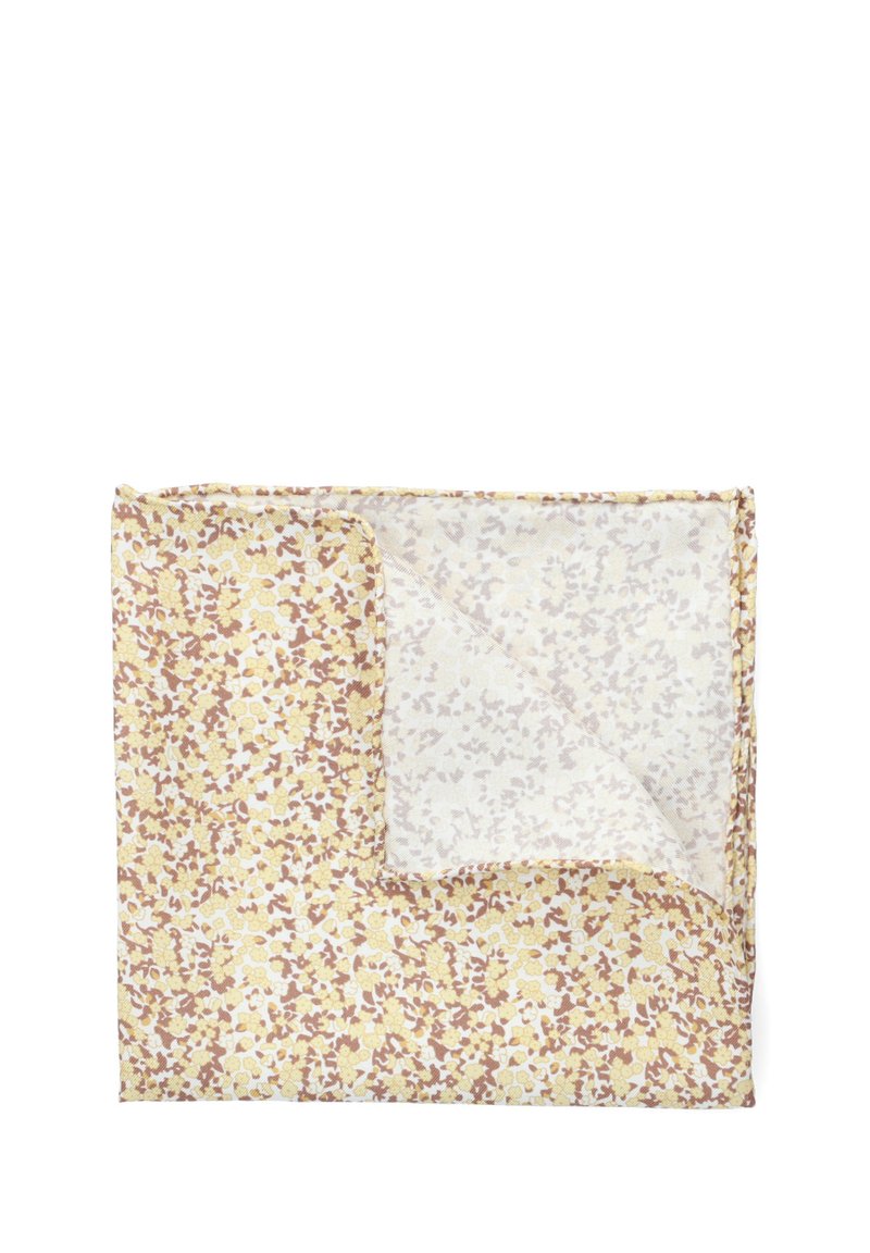 Koc w kwiatowy wzór w odcieniach żółci i brązu, wykonany z miękkiego materiału o gładkiej fakturze, częściowo złożony, aby odsłonić wewnętrzną warstwę.