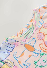 Kurzärmeliges T-Shirt mit Rundhalsausschnitt aus pastellrosa Baumwollstoff, mit bunten Cartoon-Tiermustern in verschiedenen Texturen und verspielten Designs.