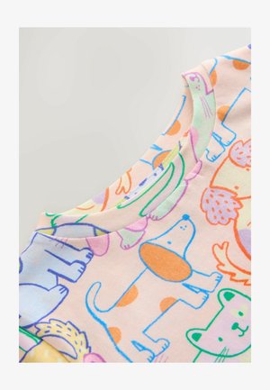 Kortærmet T-shirt med rund hals i pastelrosa bomuldsstof, prydet med farverige tegneserie- dyremønstre med forskellige teksturer og legende designs.