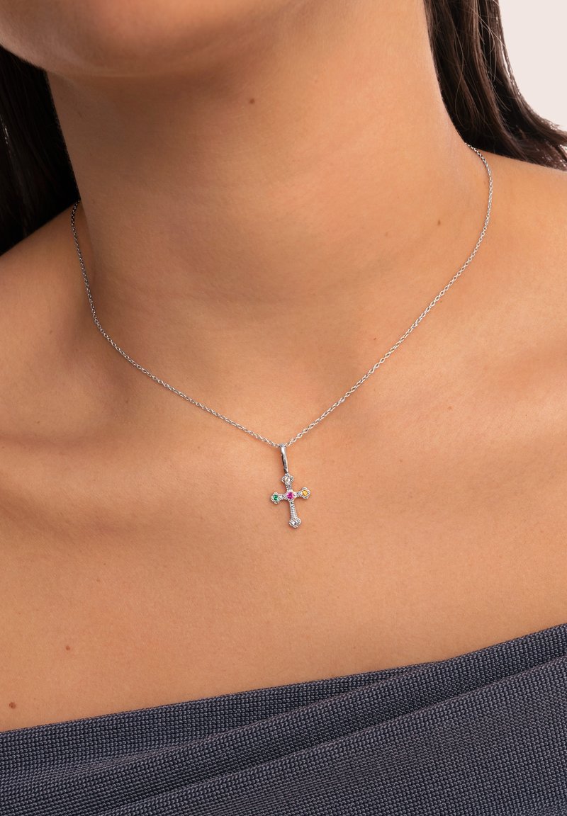 Collana in argento con pendant a croce impreziosito da cristallo, con gemme rosse, verdi e gialle a ciascun estremità, texture liscia.