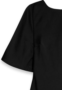 Čierne šaty s širokým výstrihom a krátkymi, rozšírenými rukávmi. Hladká, matná tkanina bez vzorov alebo ozdôb.