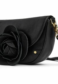 Čierna kožená kabelka s oblým dizajnom, zdobená veľkým koženým kvetom a zlatými kovovými prvkami. Hladká textúra s prešitými okrajmi.