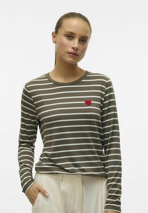 Olijfgroene gestreepte blouse met lange mouwen, met witte lijnen en een klein rood hartje op de linkerborst. Zacht materiaal met een ronde hals.
